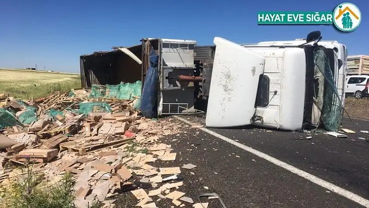 Siverek'te tır devrildi: 3 yaralı