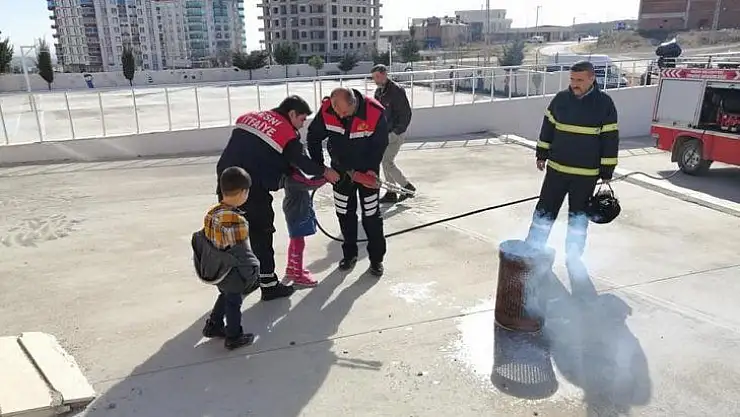 Sivil Savunma Gününde itfaiyeden yangın tatbikatı
