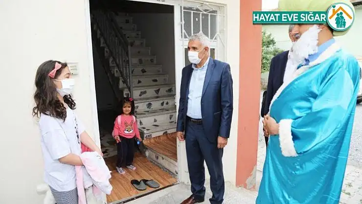 Sokağa çıkamayan çocukların bayram şekeri Battalgazi Belediyesi'nden