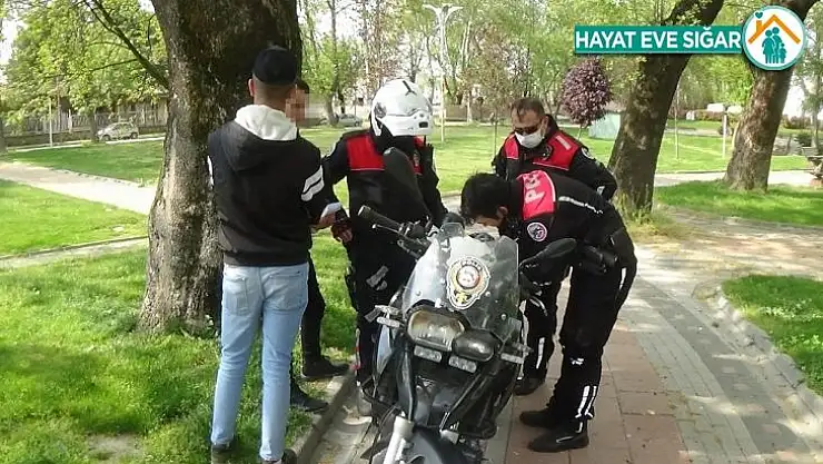 Sokağa çıkan 20 yaş altı 2 gence 3 bin 600 lira ceza