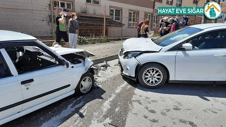 Sokağa çıkma kısıtlamasında kafa kafaya çarpıştılar