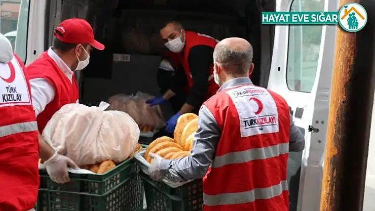 Sokağa çıkmayan vatandaşa ücretsiz ekmek dağıtımı