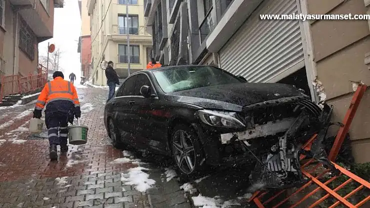 Sokak araları buz pistine döndü, bir araç kayarak garaja daldı