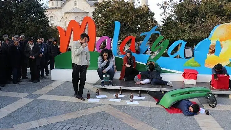 Sokak tiyatrosuyla uyuşturucunun zararına dikkat çektiler