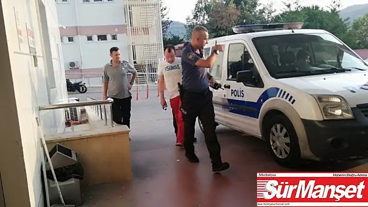 Sokakta iç çamaşırıyla dolaşarak vatandaşı kışkırtan şahsı linç edilmekten polis kurtardı
