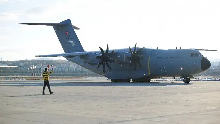 Somali'de bomba yüklü araçla gerçekleştirilen terör saldırısında yaralanan 9 vatandaşı taşıyan Türk Hava Kuvvetlerine ait uçak, Ankara Etimesgut Askeri Havaalanına indi.