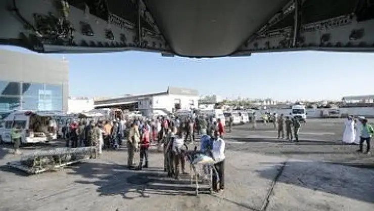 Somali'deki terör saldırısında yaralanan Türk vatandaşlarını ve Somalileri Türkiye'ye getirecek olan Hava Kuvvetlerine ait uçak, Mogadişu'dan Ankara'ya hareket etti.