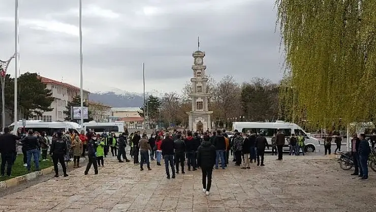 Sosyal mesafe kuralını ihlalden ceza yiyen 100'e yakın servis yolcusu valilik önünde eylem yaptı