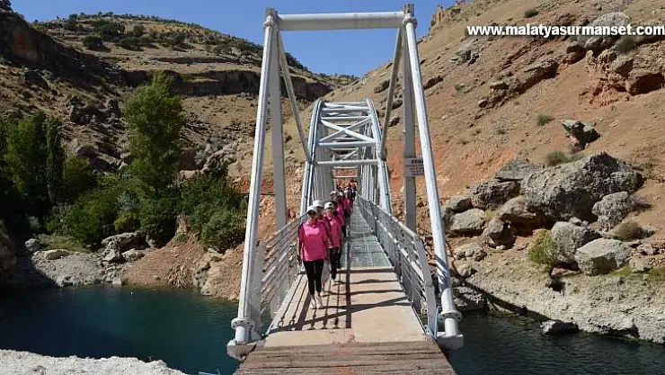 Sporcular sağlıklı yaşam için tarihi mekanda yürüdü