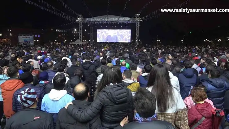 Stada giremeyen binlerce taraftar dev ekranlardan maçı izlediler