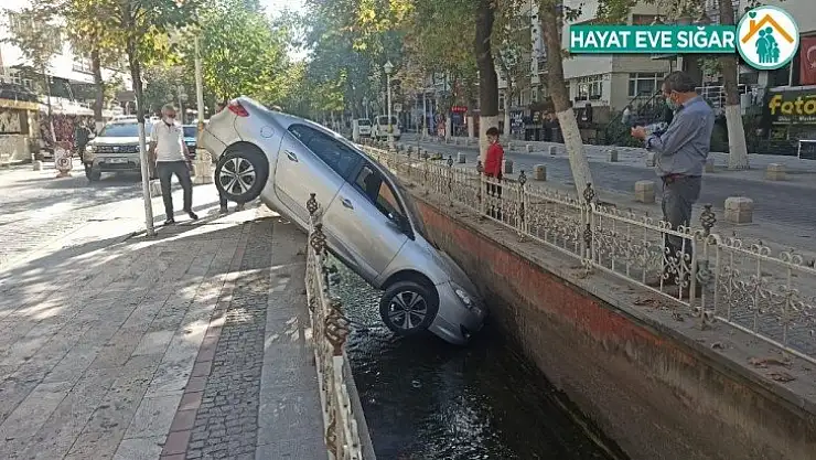 Su kanalına düşen araçtan yara almadan kurtuldu