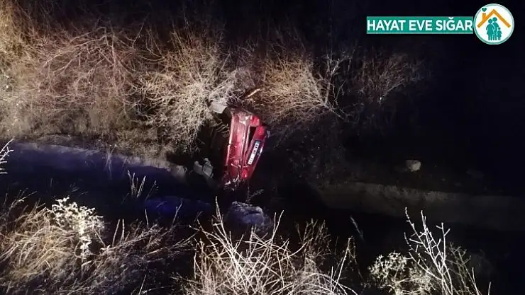 Su kanalına düşen otomobilde maddi hasar meydana geldi