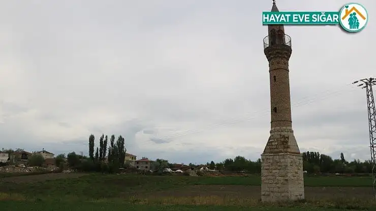 Sular altında kalan köyün 'yalnız minaresi'