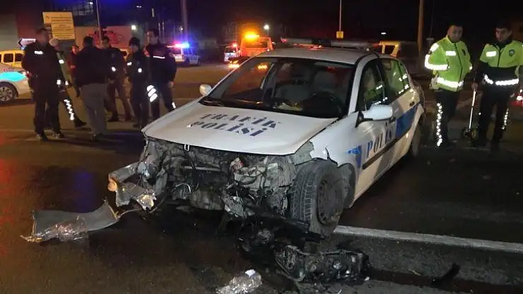 Şüpheli aracı kovalayan trafik ekibi kaza yaptı 2'si polis 3 yaralı