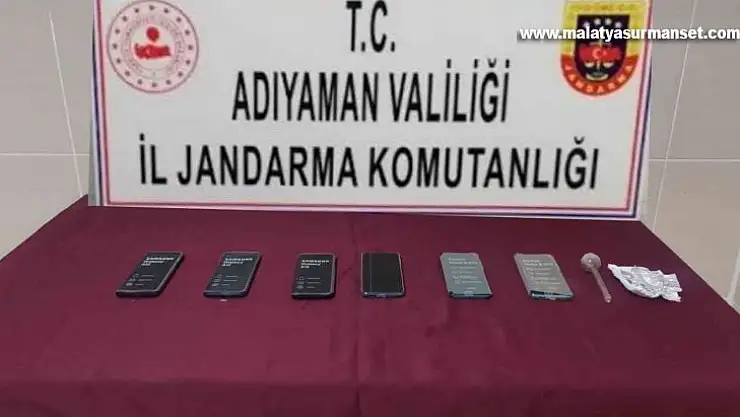 Şüpheli araçta kaçak cep telefonları ele geçirildi