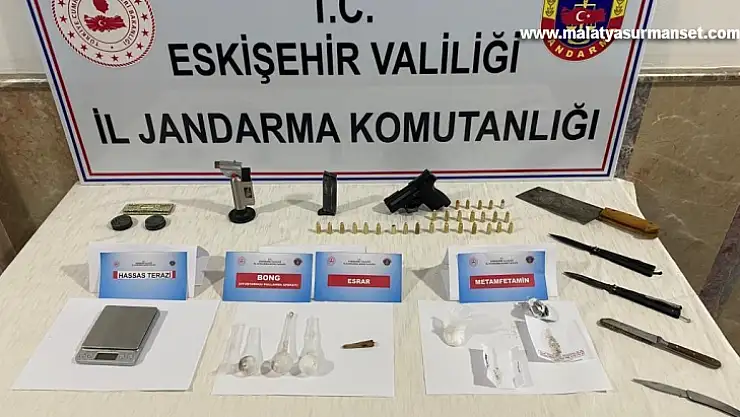 Şüpheli araçta silah ve çok sayıda uyuşturucu madde bulundu