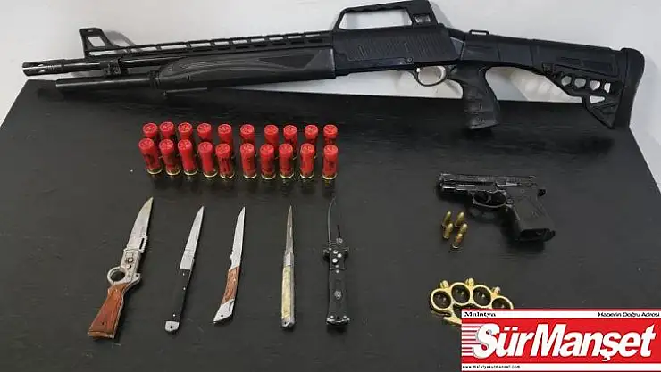 Şüpheli otomobilden silah ve bıçaklar çıktı