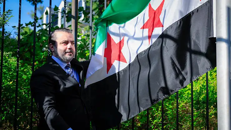 Suriye bayrağı 25 yıl sonra ABD'de göndere çekildi
