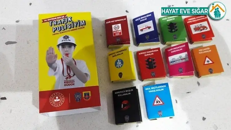 Sürücülere çikolatalı trafik ansiklopedisi dağıtıldı