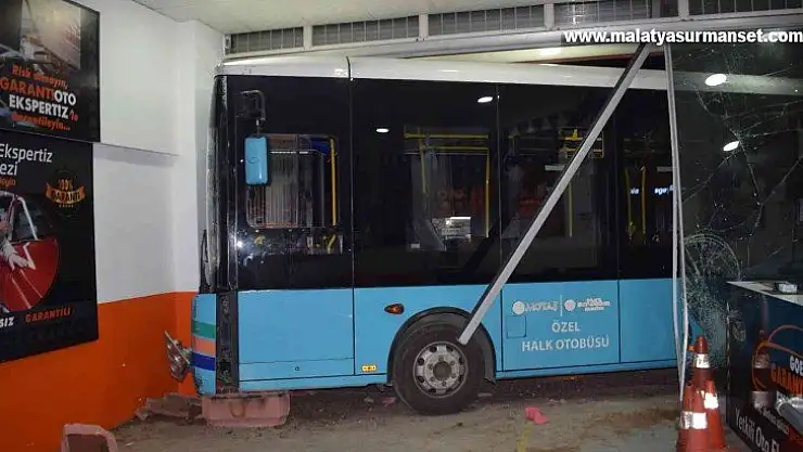 Sürücüsü kalp krizi geçiren otobüs oto bakım servisine daldı: 2 yaralı