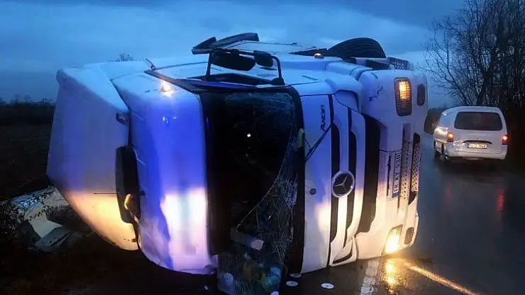 Sürücüsünün kontrolünden çıkan tır devrildi  1 yaralı