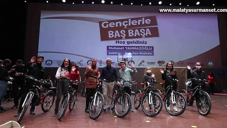 Tahmazoğlu gençlerle bir araya geldi