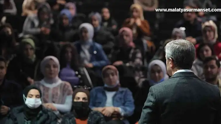 Tahmazoğlu gençlerle bir araya geldi