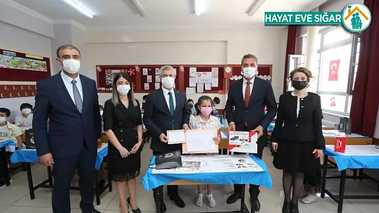 Tahmazoğlu, öğrencilerin karne sevincine ortak oldu