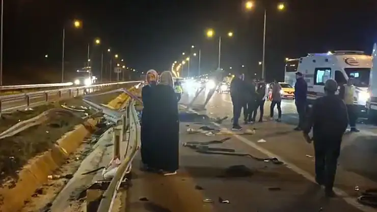 Takla atan araçtan yola savruldular 2 ölü 5 yaralı