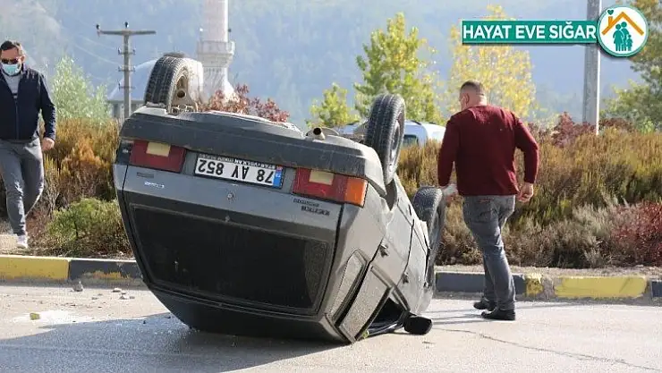 Takla atan otomobil sürücüsü yaralandı