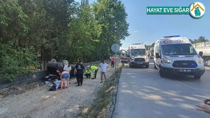Takla atan otomobil yol kenarına devrildi: 3 yaralı