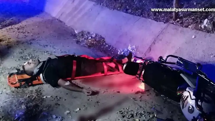 Taklalar atan motosiklet kanala düştü: 2 yaralı