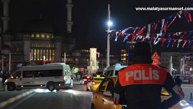 Taksim'de polisin denetlediği taksiciye yoldan geçen kadından küfürlü tepki