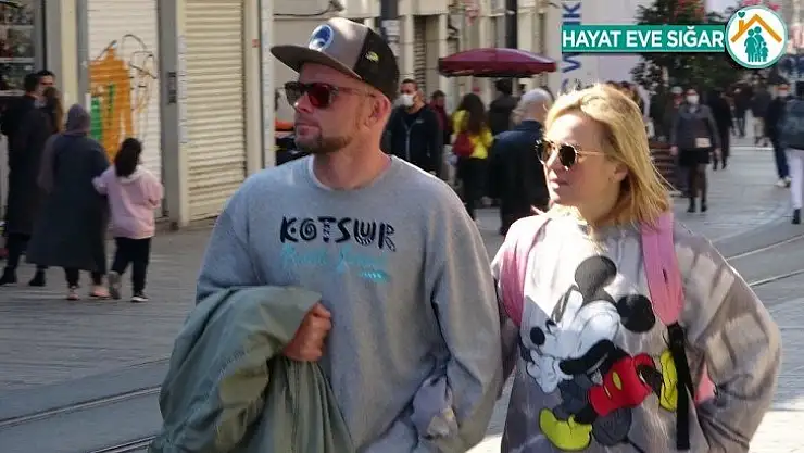 Taksim'de turistler maske ve sosyal mesafe kuralını hiçe saydı