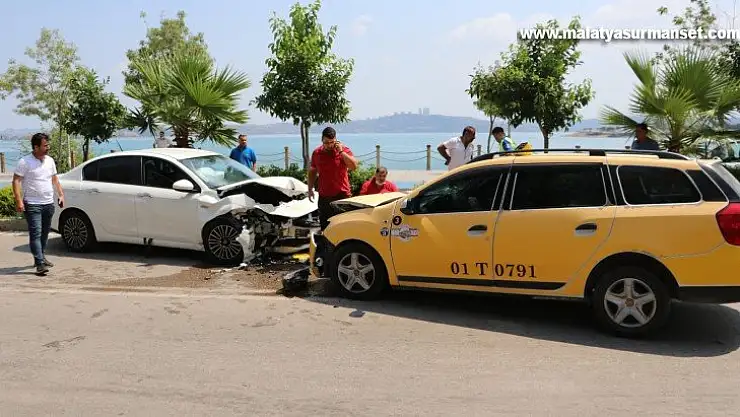 Taksiyle otomobil kafa kafaya çarpıştı: 3 yaralı
