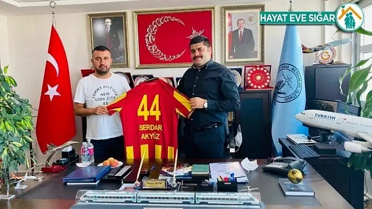 Taraftarlardan havaalanı müdürüne hayırlı olsun ziyareti