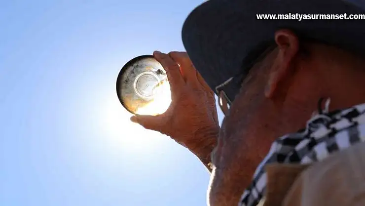 Tarihi anı kaçırmamak için çay tabağını karartıp izledi