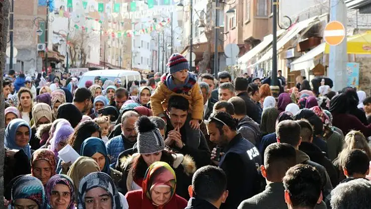 Tarihi camide Regaip Kandili yoğunluğu