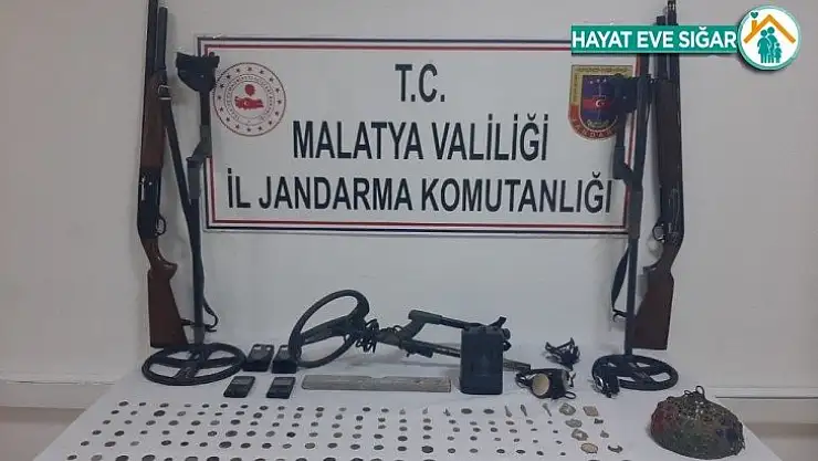 Tarihi sikke ve silahlar ele geçirildi