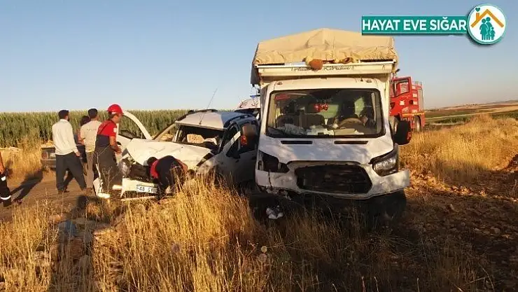 Tarım işçilerini taşıyan kamyonet ile ticari araç çarpıştı: 10 yaralı
