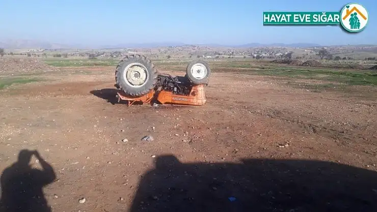 Tarlada drift yapan traktör devrildi: 3 yaralı