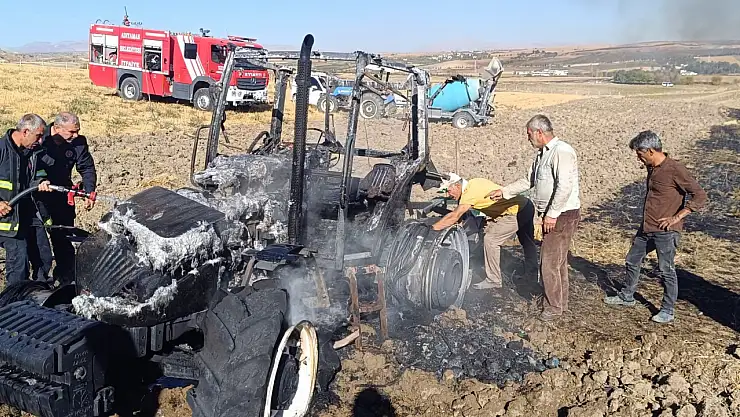Tarlayı süren traktör alev alarak yandı