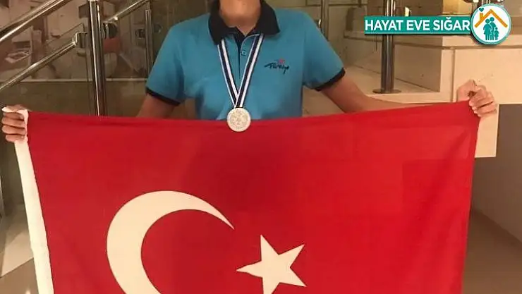 TDV Bornova Koleji öğrencisi uluslararası matematik yarışmasında birinci oldu