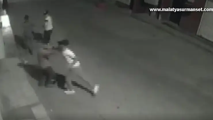 Tek yumruk darbesiyle bayılttığı adamı böyle gasp etti