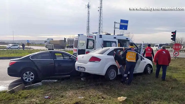 Tekirdağ'da iki otomobil çarpıştı: 5 yaralı