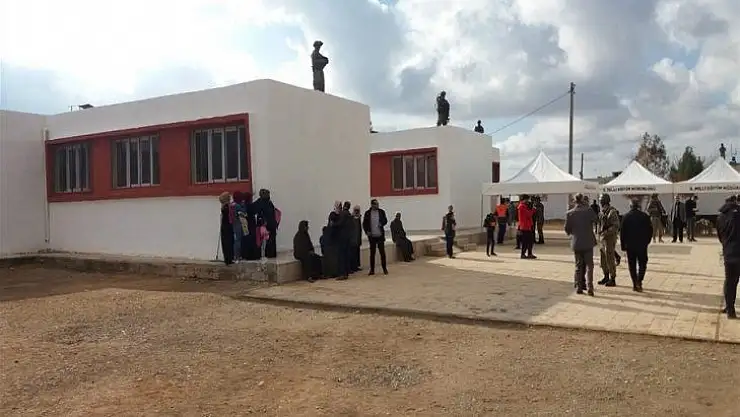 Tel Abyad'da teröristler tarafından zarar gören ilkokul onarılarak eğitim-öğretim açıldı