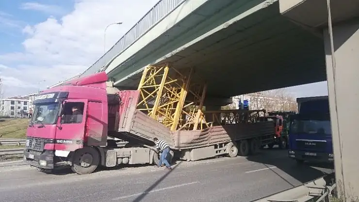 TEM bağlantı yolunda tır üst geçide takıldı