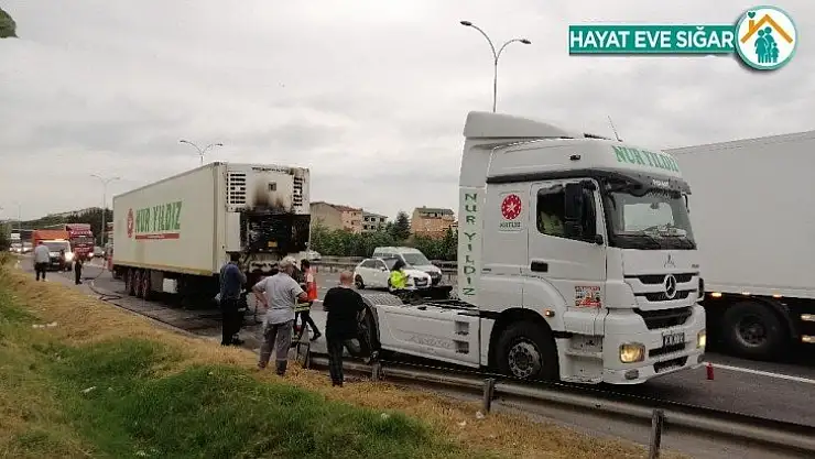 TEM'de dondurma yüklü kamyonu yanmaktan sürücünün dikkati kurtardı