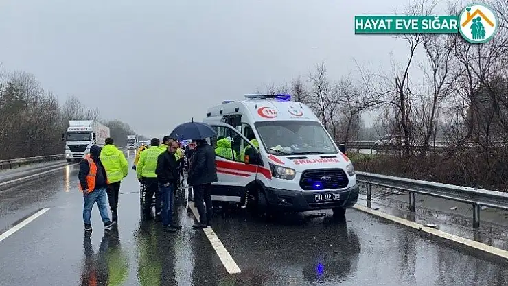 TEM'de hasta sevki yapan ambulansla otomobil çarpıştı