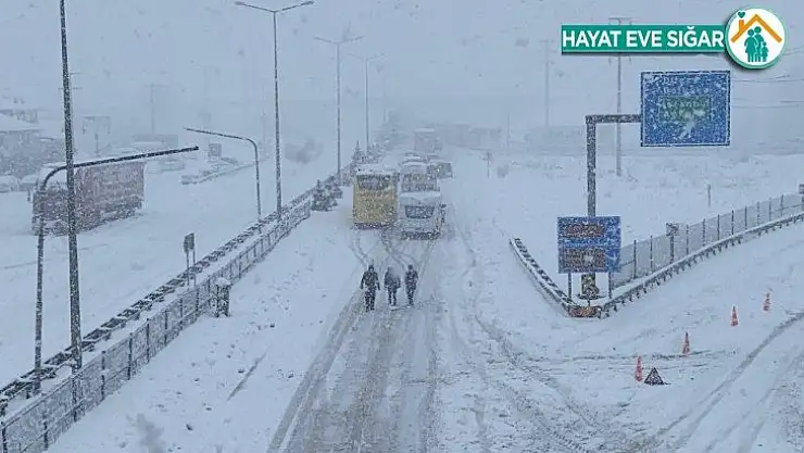 TEM Otoyolu kar nedeniyle trafiğe kapandı